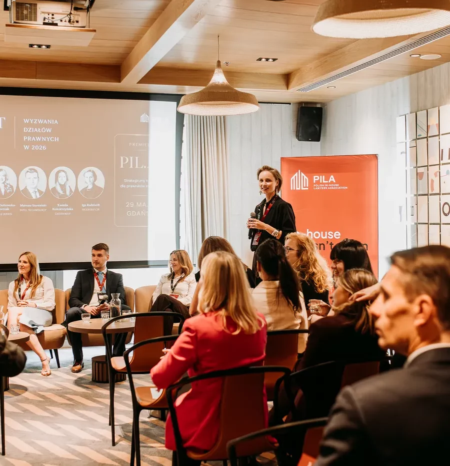 Fotograf eventowy Katowice - zdjęcia biznesowe z konferencji, prelegent podczas przemówienia przed publicznością