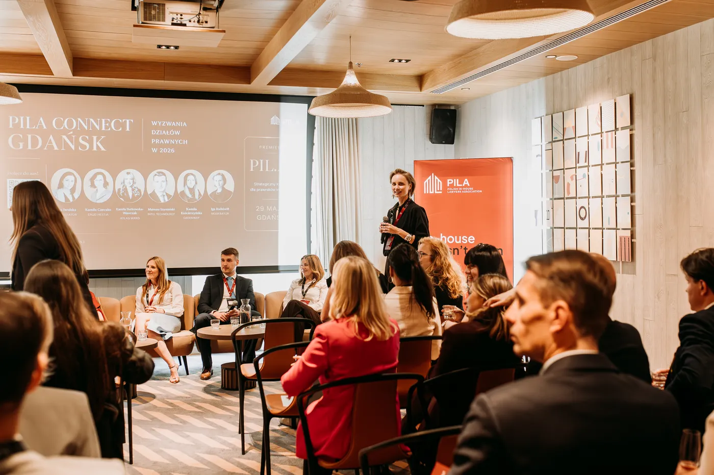 Fotograf eventowy Katowice - zdjęcia biznesowe z konferencji, prelegent podczas przemówienia przed publicznością